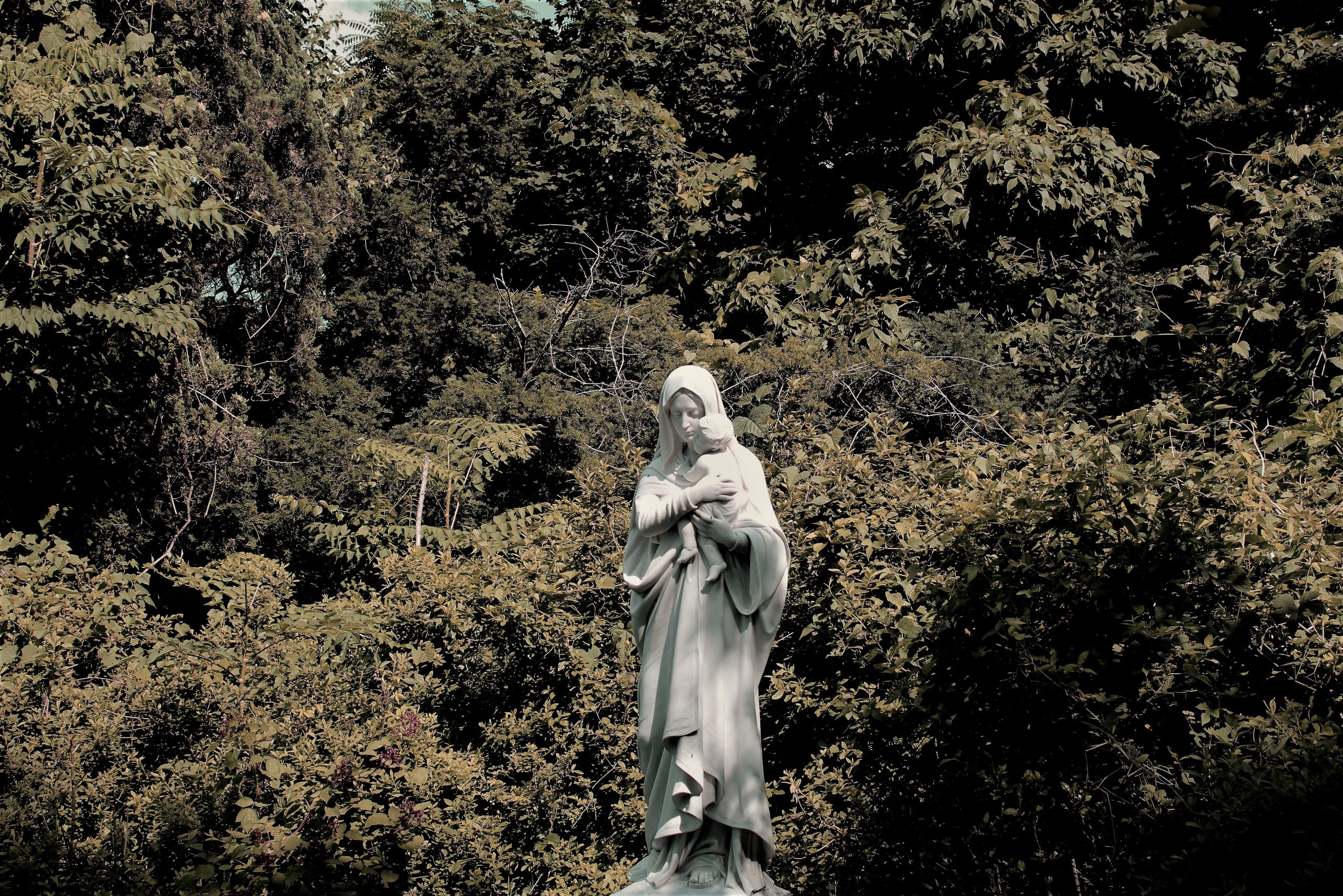 Sisters Statue Style